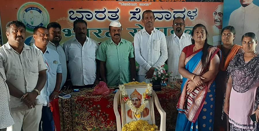 ಕೋಲಾರದ ಭಾರತ ಸೇವಾದಳ ಕಚೇರಿಯಲ್ಲಿ ಮಂಗಳವಾರ ಬಸವೇಶ್ವರ ಜಯಂತಿ ಆಚರಿಸಲಾಯಿತು