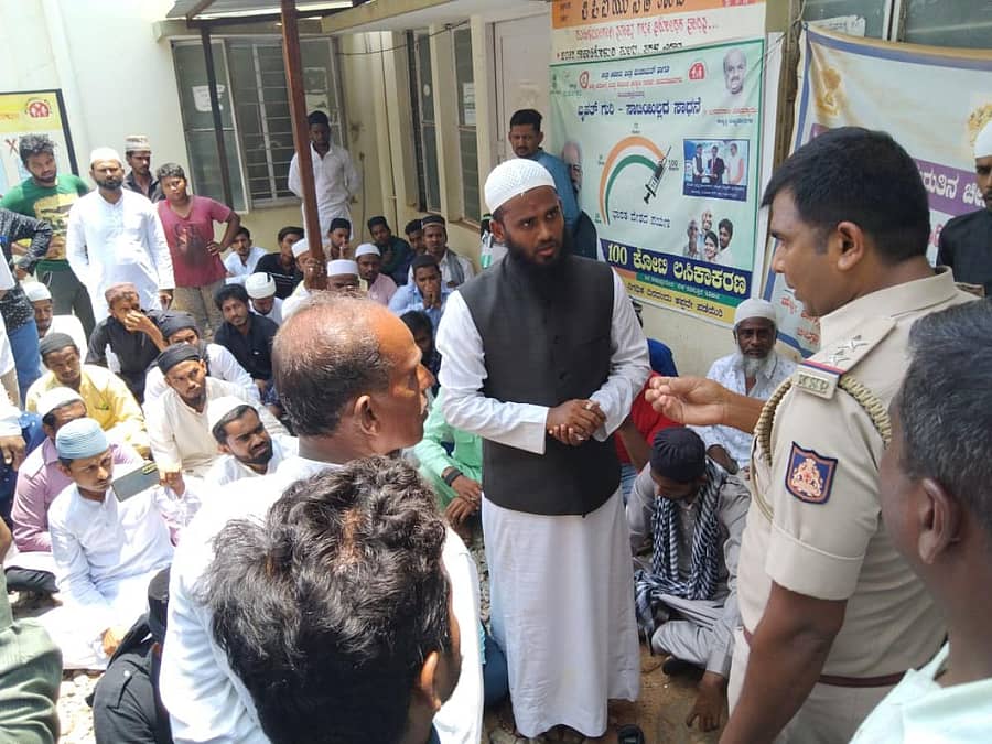 ಕೊಳ್ಳೇಗಾಲದ ಸರ್ಕಾರಿ ಉಪವಿಭಾಗ ಆಸ್ಪತ್ರೆಯ ಮುಂಭಾಗ ಪ್ರತಿಭಟನೆಗೆ ಮುಂದಾದವರೊಂದಿಗೆ ಸಬ್ ಇನ್ಸ್ಪೆಕ್ಟರ್ ಚೇತನ್ ಅವರು ಮಾತನಾಡಿದರು