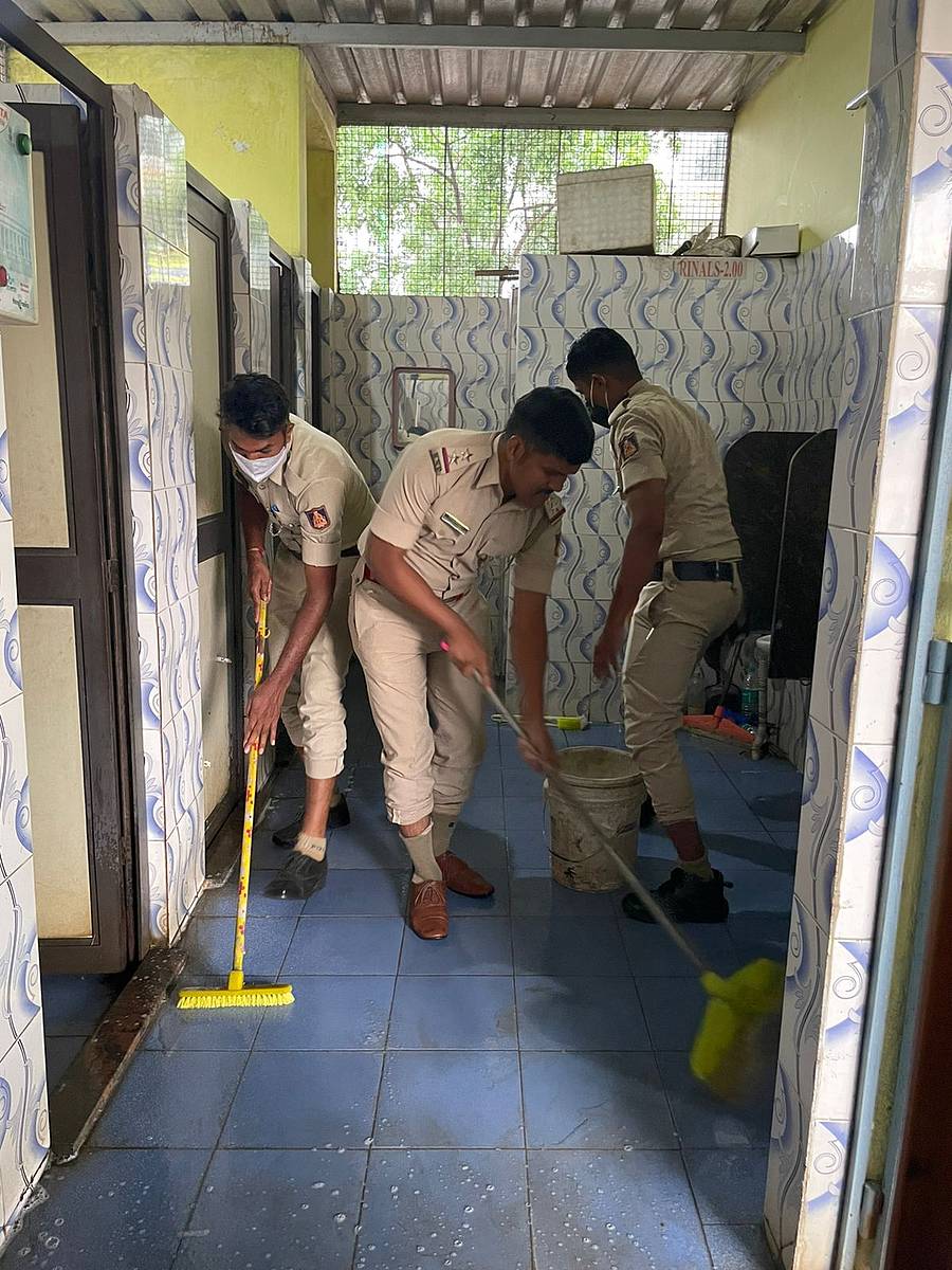 ಬಸವ ಜಯಂತಿ- ರಂಜಾನ್ ಶ್ರಮದಾನ; ಶೌಚಾಲಯ ಸ್ವಚ್ಛಗೊಳಿಸಿದ ಪೊಲೀಸರು