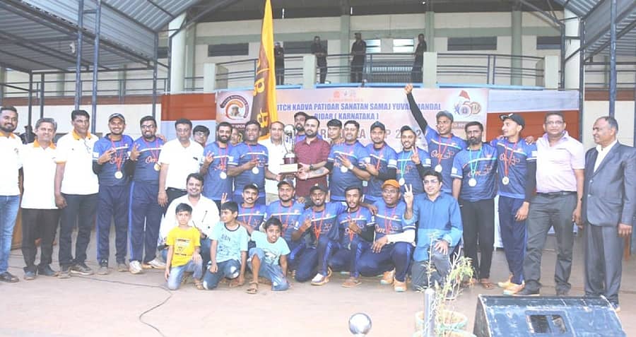 ಬೀದರ್ ತಾಲ್ಲೂಕಿನ ಕಮಠಾಣ ಸಮೀಪದ ಕರ್ನಾಟಕ ಪಶು ವೈದ್ಯಕೀಯ ವಿಶ್ವವಿದ್ಯಾಲಯದ ಕ್ರೀಡಾಂಗಣದಲ್ಲಿ ನಡೆದ ಸಮಾರಂಭದಲ್ಲಿ ಉತ್ತರ ಕರ್ನಾಟಕ ಕಪ್ ಕ್ರಿಕೆಟ್ ಟೂರ್ನಿಯಲ್ಲಿ ಚಾಂಪಿಯನ್ ಆದ ಹುಬ್ಬಳ್ಳಿ ವಿಭಾಗ ತಂಡಕ್ಕೆ ಟ್ರೋಫಿ ಪ್ರದಾನ ಮಾಡಲಾಯಿತು