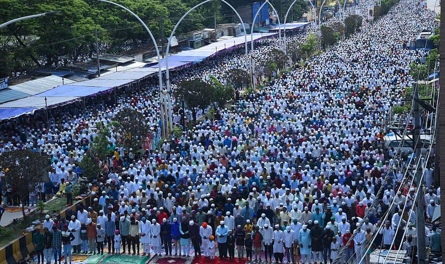 ಈದ್ ಉಲ್ ಫಿತ್ರ್ ಹಬ್ಬದ ಪ್ರಯುಕ್ತ ದಾವಣಗೆರೆ ಪಿ.ಬಿ. ರಸ್ತೆಯಲ್ಲಿ ಮಂಗಳವಾರ ಸಾಮೂಹಿಕ ಪ್ರಾರ್ಥನೆ ಮಾಡಲಾಯಿತು (ಎಡಚಿತ್ರ). ಸಾಮೂಹಿಕ ಪ್ರಾರ್ಥನೆಗೆ ಹೊರಟಿರುವ ಮಕ್ಕಳು ಮತ್ತು ಪೋಷಕರು