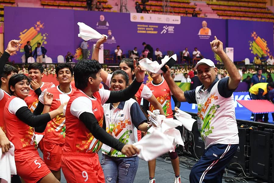 ಮಹಿಳೆಯರ ವಿಭಾಗದ ಪ್ರಶಸ್ತಿ ಗೆದ್ದ ಕುರುಕ್ಷೇತ್ರ ವಿವಿ ತಂಡದ ಆಟಗಾರ್ತಿಯರು ಕೋಚ್ ಜೊತೆ ಸಂಭ್ರಮಿಸಿದರು –ಪ್ರಜಾವಾಣಿ ಚಿತ್ರ/ಬಿ.ಎಚ್.ಶಿವಕುಮಾರ್