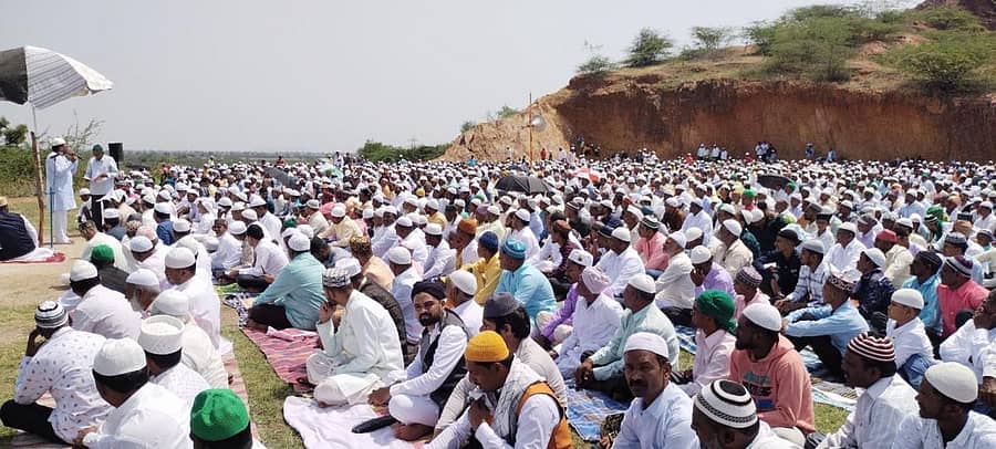 ನವಲಗುಂದ ಈದ್ಗಾ ಮೈದಾನದಲ್ಲಿ ಮುಸ್ಲಿಮರು ಸಾಮೂಹಿಕ ಪ್ರಾರ್ಥನೆ ಸಲ್ಲಿಸಿದರು