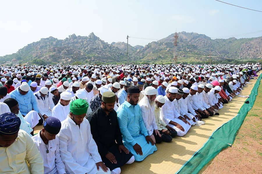 ಚಿತ್ರದುರ್ಗದ ಚೇಳುಗುಡ್ಡ ಈದ್ಗಾ ಮೈದಾನದಲ್ಲಿ ಮಂಗಳವಾರ ಸಾಮೂಹಿಕ ಪ್ರಾರ್ಥನೆ ಸಲ್ಲಿಸಿದ ಮುಸ್ಲಿಮರು.