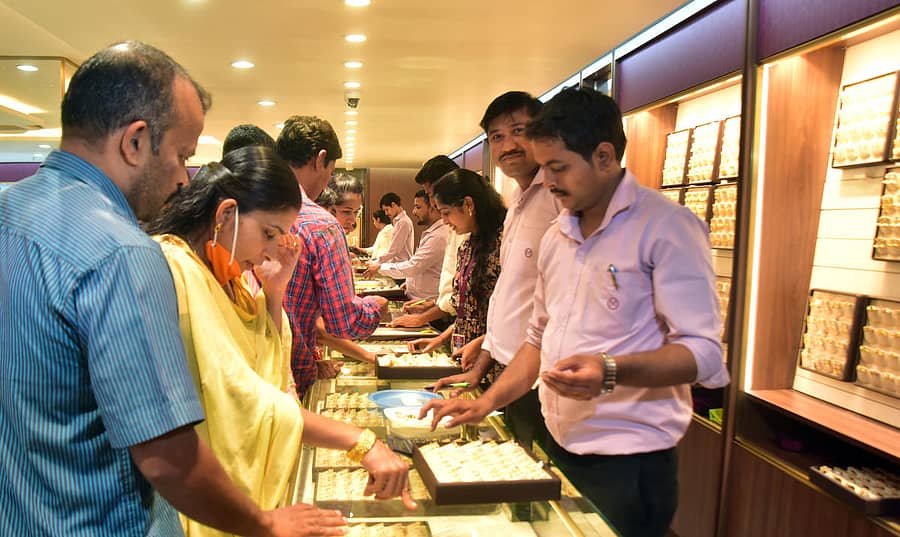 ಹುಬ್ಬಳ್ಳಿಯ ಕೊಯಿನ್‌ ರಸ್ತೆಯಲ್ಲಿರುವ ಜ್ಯುವೆಲ್ಲರಿ ಮಳಿಗೆಯೊಂದಲ್ಲಿ ಮಂಗಳವಾರ ಅಕ್ಷರ ತೃತೀಯದ ಅಂಗವಾಗಿ ಚಿನ್ನಾಭರಣ ಖರೀದಿಯಲ್ಲಿ ತೊಡಗಿದ್ದ ಗ್ರಾಹಕರು