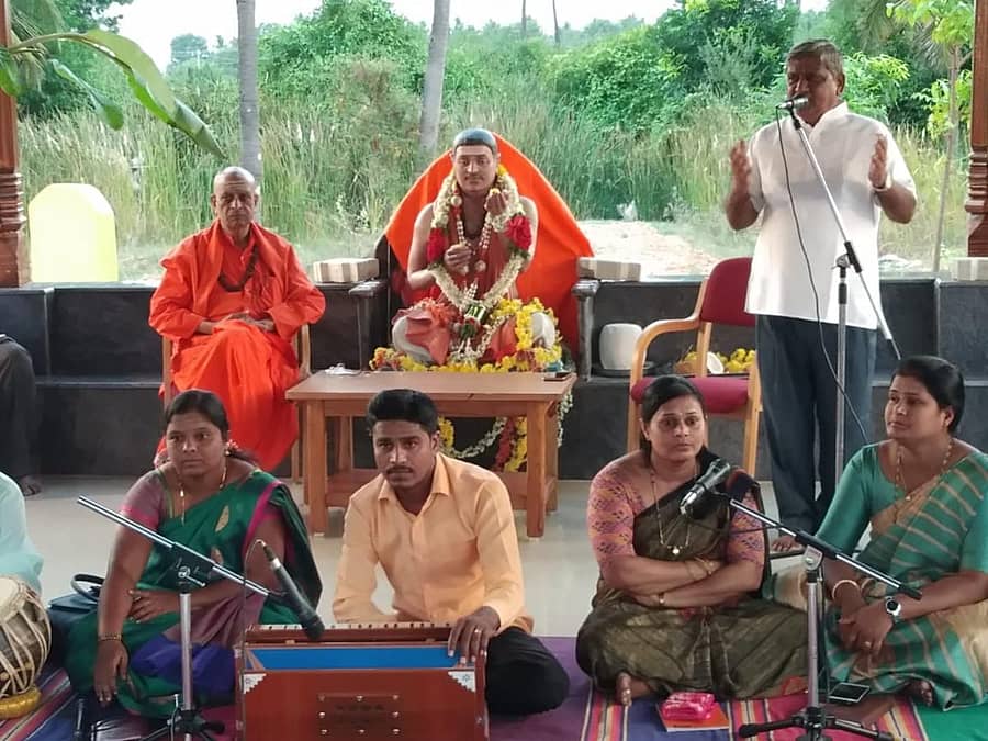 ಸಾಣೇಹಳ್ಳಿ ಮಠದಲ್ಲಿ ಮಂಗಳವಾರ ಆಯೋಜಿಸಿದ್ದ ಬಸವ ಜಯಂತಿ ಕಾರ್ಯಕ್ರಮದಲ್ಲಿ ಹೈಕೋರ್ಟ್ ನಿವೃತ್ತ ನ್ಯಾಯಾಮೂರ್ತಿ ಎಚ್. ಬಿಲ್ಲಪ್ಪ ಮಾತನಾಡಿದರು. ಪಂಡಿತಾರಾಧ್ಯ ಶಿವಾಚಾರ್ಯ ಸ್ವಾಮೀಜಿ ಇದ್ದಾರೆ.