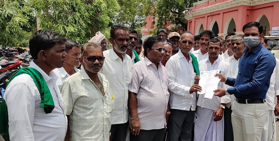 ರಾಯಚೂರು ತಾಲ್ಲೂಕಿನ ಕೃಷ್ಣಾನದಿ ನಡುಗಡ್ಡೆಗಳಿಗೆ ಸೇತುವೆ ನಿರ್ಮಾಣ ಕೂಡಲೇ ಪ್ರಾರಂಭಿಸಬೇಕು ಎಂದು ಒತ್ತಾಯಿಸಿ ಕಲ್ಯಾಣ ಕರ್ನಾಟಕ ರೈತ ಸಂಘ ಹಾಗೂ ಹಸಿರು ಸೇನೆ ಜಿಲ್ಲಾ ಘಟಕದಿಂದ ಜಿಲ್ಲಾಡಳಿತಕ್ಕೆ ಬುಧವಾರ ಮನವಿ ಸಲ್ಲಿಸಲಾಯಿತು.