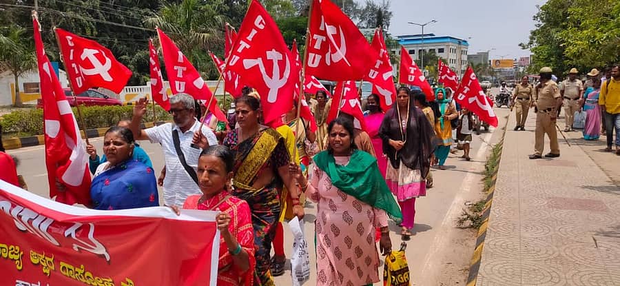 ಹಾಸನದಲ್ಲಿ ಅಕ್ಷರ ದಾಸೋಹ ನೌಕರರು ಮೆರವಣಿಗೆ ನಡೆಸಿದರು.