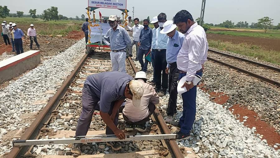ಬೆಳಗಾವಿಯಿಂದ ತಾಲ್ಲೂಕಿನ ದೇಸೂರುವರೆಗೆ ನಡೆದಿರುವ ಜೋಡಿ ರೈಲು ಮಾರ್ಗ(10.87 ಕಿ.ಮೀ.)ವನ್ನು ರೈಲ್ವೆ ಸುರಕ್ಷತಾ ಆಯುಕ್ತ ಅಭಯ್ಕುಮಾರ್ ರೈ ಬುಧವಾರ ಪರಿಶೀಲಿಸಿದರು