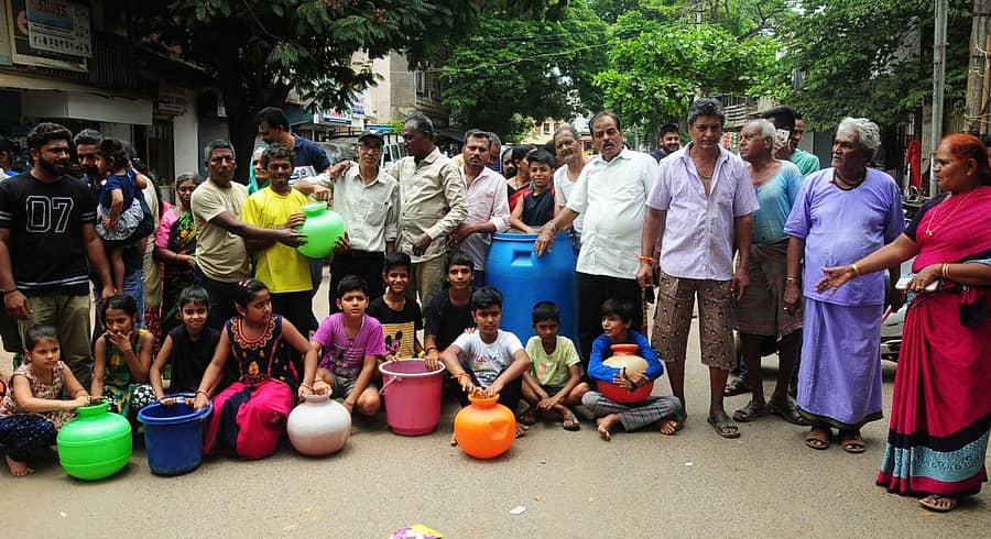 ನೀರು ಪೂರೈಕೆಯಲ್ಲಾಗಿರುವ ವ್ಯತ್ಯಯ ಖಂಡಿಸಿ ಹುಬ್ಬಳ್ಳಿಯ ಚನ್ನಪೇಟೆಯಲ್ಲಿ ಸ್ಥಳೀಯರು ಬುಧವಾರ ರಸ್ತೆ ತಡೆದು ಪ್ರತಿಭಟನೆ ನಡೆಸಿದರು– ಪ್ರಜಾವಾಣಿ ಚಿತ್ರ