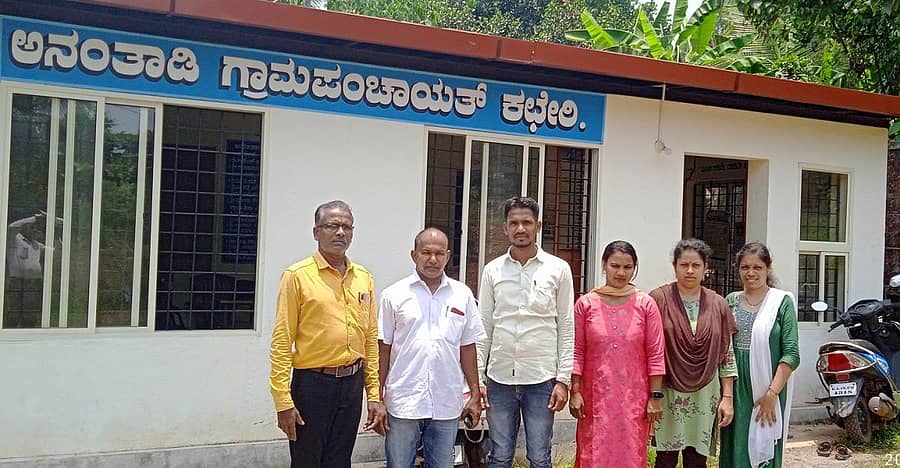 ಬಂಟ್ವಾಳ ತಾಲ್ಲೂಕಿನ ಅನಂತಾಡಿ ಗ್ರಾಮ ಪಂಚಾಯಿತಿ ಕಚೇರಿ ಕಟ್ಟಡ ಎದುರು ಪಂಚಾಯಿತಿ ಅಧ್ಯಕ್ಷ ಗಣೇಶ ಪೂಜಾರಿ ಹಾಗೂ ಸಿಬ್ಬಂದಿ.