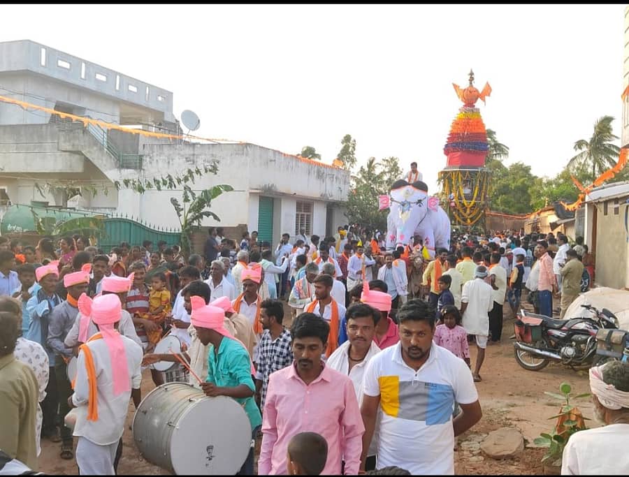 ಕುಂದಗೋಳ ತಾಲ್ಲೂಕಿನ ಹಿರೇಹರಕುಣಿ ಗ್ರಾಮದಲ್ಲಿ ಮಂಗಳವಾರ ಬಸವೇಶ್ವರ ರಥೋತ್ಸವ ವಿಜೃಂಭಣೆಯಿಂದ ನಡೆಯಿತು