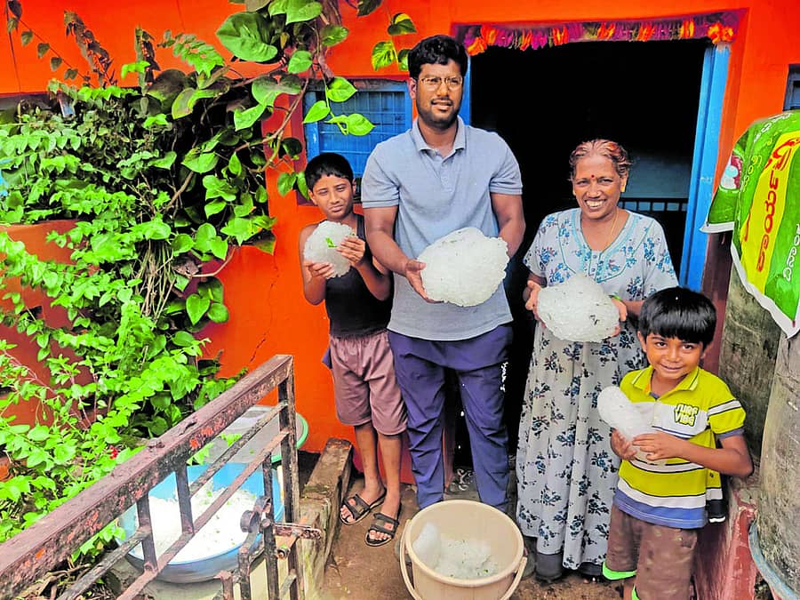 ಕೊಡಗು ಜಿಲ್ಲೆಯ ಕುಶಾಲನಗರ ತಾಲ್ಲೂಕಿನ ಕೂಡುಮಂಗಳೂರಿನಲ್ಲಿ ಬಿದ್ದ ಆಲಿಕಲ್ಲನ್ನು ತೋರಿಸಿದರು