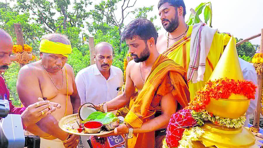 ಬಂಗಾರಪೇಟೆಯ ಧರ್ಮರಾಯಸ್ವಾಮಿ ದೇಗುಲದಲ್ಲಿ ದ್ರೌಪತಾಂಭ ಮೂಲ ವಿಗ್ರಹ ಪ್ರತಿಷ್ಠಾಪನೆ ಮತ್ತು ಕುಂಭಾಭಿಷೇಕ ಕಾರ್ಯಕ್ರಮ ವಿಜೃಂಭಣೆಯಿಂದ ನಡೆಯಿತು