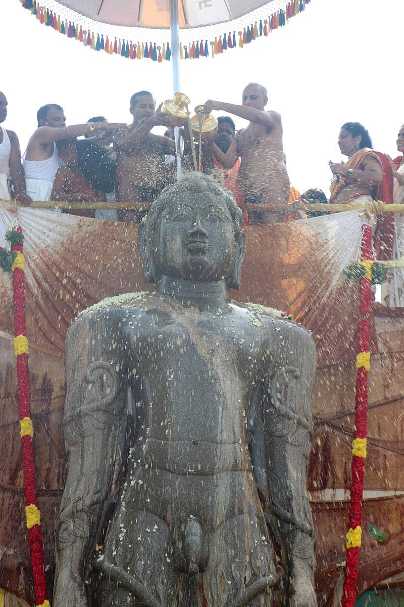 ಚಾಮರಾಜನಗರ ತಾಲ್ಲೂಕಿನ ಕನಕಗಿರಿ ಕ್ಷೇತ್ರದಲ್ಲಿ ಅತಿಶಯ ಮಹೋತ್ಸವದ ಕೊನೆ ದಿನವಾದ ಗುರುವಾರ ಮುನಿಶ್ರೀಗಳಾದ 108 ಅಮೋಘಕೀರ್ತಿ ಹಾಗೂ ಅಮರಕೀರ್ತಿ ಮಹಾರಾಜರು, ಭುವನಕೀರ್ತಿ ಭಟ್ಟಾರಕ ಸ್ವಾಮೀಜಿ, ಬಾಹುಬಲಿ ಸ್ವಾಮಿಗೆ ಅಭಿಷೇಕ ನೆರವೇರಿಸುವುದರ ಮೂಲಕ ಮಹಾಮಸ್ತಕಾಭಿಷೇಕಕ್ಕೆ ಮಂಗಳ ಹಾಡಿದರು