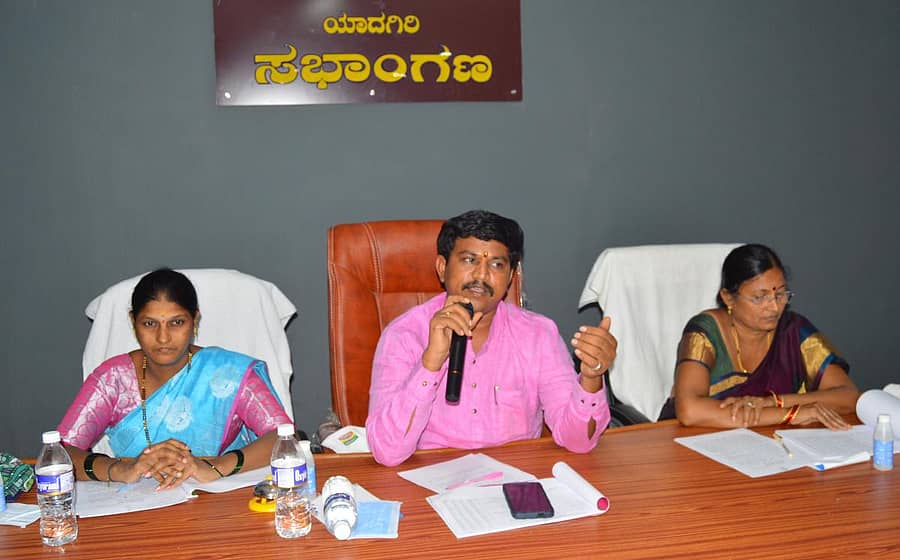 ಯಾದಗಿರಿಯ ನಗರಸಭೆ ಕಚೇರಿ ಸಭಾಂಗಣದಲ್ಲಿ ಜರುಗಿದ 2022-23 ನೇ ಸಾಲಿನ ಆಯವ್ಯಯ ಮಂಡನೆ ಸಭೆಯಲ್ಲಿ ನಗರಸಭೆ ಅಧ್ಯಕ್ಷ ಸುರೇಶ ಅಂಬಿಗೇರ, ಉಪಾಧ್ಯಕ್ಷೆ ಚಂದ್ರಕಲಾ ಮಡ್ಡಿ, ಪೌರಾಯುಕ್ತ ಶರಣಪ್ಪ ಇದ್ದರು