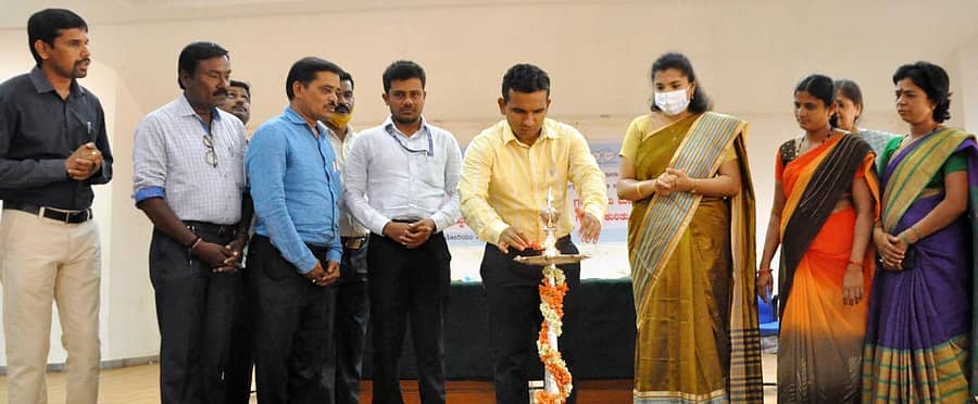 ಕೊಪ್ಪಳದಲ್ಲಿ ಗುರುವಾರ ಜಿಲ್ಲಾ ಆಡಳಿತ ಭವನದ ಆಡಿಟೋರಿಯಂ ಸಭಾಂಗಣದಲ್ಲಿ ಗ್ರಂಥಾಲಯ ಮೇಲ್ವಿಚಾರಕರಿಗೆ ಹಮ್ಮಿಕೊಂಡಿದ್ದ ತರಬೇತಿ ಕಾರ್ಯಾಗಾರಕ್ಕೆ ಜಿಲ್ಲಾಧಿಕಾರಿ ವಿಕಾಸ್ ಕಿಶೋರ್ ಸುರಳ್ಕರ್ ಚಾಲನೆ ನೀಡಿದರು. ಜಿಪಂ ಸಿಇಒ ಫೌಜೀಯಾ ತರುನ್ನುಮ್, ಹರೀಶ್ ಜೋಗಿ, ಯಮನೂರಪ್ಪ ಮುಂತಾದವರು ಇದ್ದರು