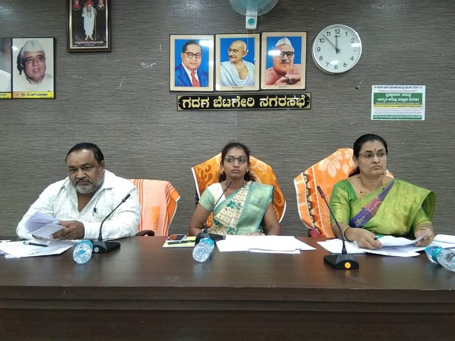 ಗದಗ ಬೆಟಗೇರಿ ನಗರಸಭೆಯ ತುರ್ತು ಸಾಮಾನ್ಯ ಸಭೆ ಗುರುವಾರ ಉಷಾ ದಾಸರ ಅವರ ಅಧ್ಯಕ್ಷತೆಯಲ್ಲಿ ನಡೆಯಿತು. ಪೌರಾಯುಕ್ತ ರಮೇಶ ಸುಣಗಾರ, ಉಪಾಧ್ಯಕ್ಷೆ ಸುನಂದಾ ಬಾಕಳೆ ಇದ್ದಾರೆ