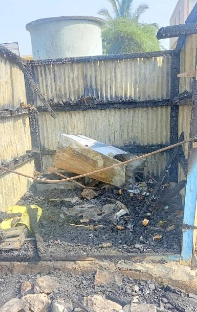 5ಎಸ್ಎಚ್ಪಿ 2; ಶಹಾಪುರ ತಾಲ್ಲೂಕಿನ ಗೋಗಿ(ಕೆ) ಗ್ರಾಮದಲ್ಲಿ ಬುಧವಾರ ವಿದ್ಯುತ್ ಆಕಸ್ಮಿಕ ಘಟನೆಯಿಂದ ಕಿರಾಣಿ ಅಂಗಡಿಗೆ ಬೆಂಕಿ ತಗುಲಿದೆ