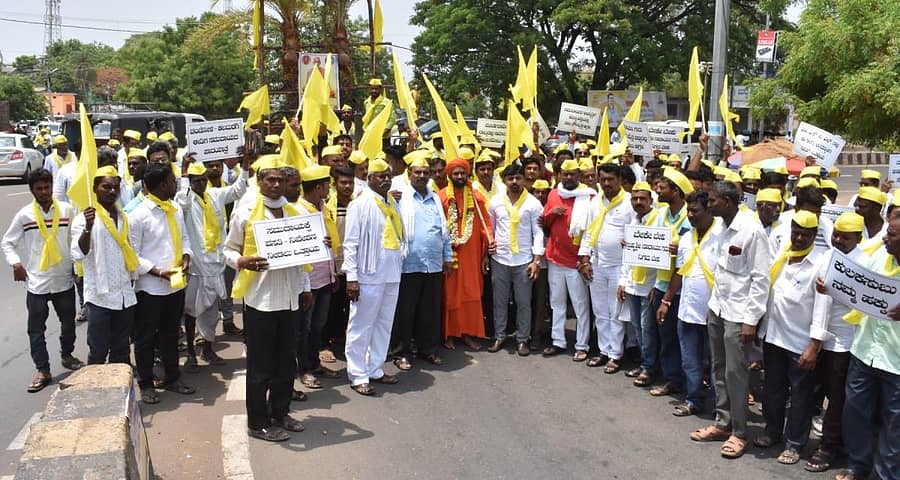 ಆರ್ಯ ಈಡಿಗ ಸಮಾಜದವರು ವಿವಿಧ ಬೇಡಿಕೆ ಈಡೇರಿಕೆಗೆ ಒತ್ತಾಯಿಸಿ ಚಿಂಚೋಳಿಯಿಂದ ಕಲಬುರಗಿ ವರೆಗೆ ಹಮ್ಮಿಕೊಂಡಿರುವ ಪಾದಯಾತ್ರೆಗೆ ಗುರುವಾರ ಚಾಲನೆ ನೀಡಲಾಯಿತು