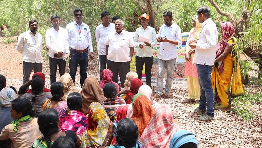 ಹುಮನಾಬಾದ್ ತಾಲ್ಲೂಕಿನ ಚೀನಕೇರಾ ಗ್ರಾಮದ ನರೇಗಾ ಕಾಮಗಾರಿ ಸ್ಥಳದಲ್ಲಿ ತಾ.ಪಂ. ಇಒ ಮುರುಗೇಪ್ಪ ಮಾತನಾಡಿದರು