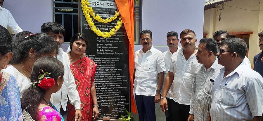 ಸಾಗರ ತಾಲ್ಲೂಕಿನ ಆವಿನಹಳ್ಳಿ ಗ್ರಾಮದಲ್ಲಿ ಶುಕ್ರವಾರ ನಡೆದ ಕಾರ್ಯಕ್ರಮದಲ್ಲಿ ₹ 50 ಲಕ್ಷ ವೆಚ್ಚದಲ್ಲಿ ನಿರ್ಮಿಸಿರುವ ಅಂಬೇಡ್ಕರ್ ಭವನವನ್ನು ಶಾಸಕ ಎಚ್. ಹಾಲಪ್ಪ ಹರತಾಳು ಉದ್ಘಾಟಿಸಿದರು.