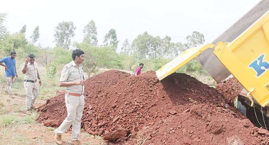 ಜಗಳೂರು ತಾಲ್ಲೂಕಿನ ಜಮ್ಮಾಪುರ ಗುಡ್ಡದಲ್ಲಿ ಅಕ್ರಮ ಗಣಿಗಾರಿಕೆಯ ಮೂಲಕ ತೆಗೆದಿದ್ದ ಮಣ್ಣಿನ ರಾಶಿಯನ್ನು ಅರಣ್ಯ ಇಲಾಖೆ ಅಧಿಕಾರಿಗಳು ಶುಕ್ರವಾರ ವಶಪಡಿಸಿಕೊಂಡಿದ್ದಾರೆ.