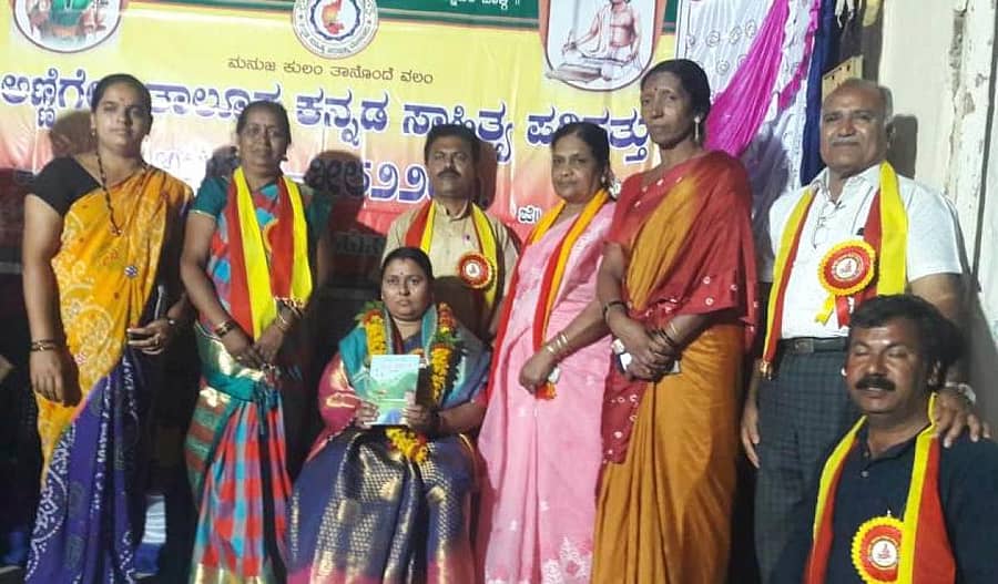 ಅಣ್ಣಿಗೇರಿಯ ಆದಿಕವಿ ಪಂಪನ ಮನೆಯಲ್ಲಿ ಹಮ್ಮಿಕೊಂಡಿದ್ದ ಕಸಾಪ ಸಂಸ್ಥಾಪನಾ ದಿನಾಚರಣೆಯಲ್ಲಿ ಪುರಸಭೆ ಅಧ್ಯಕ್ಷೆ ಗಂಗಾ ಕರೆಟ್ಟನವರ ಅವರನ್ನು ಸನ್ಮಾನಿಸಲಾಯಿತು