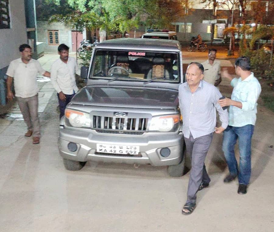 ಕೆಎಸ್‌ಆರ್‌ಪಿ ಡಿವೈಎಸ್ಪಿ ವೈಜನಾಥ ರೇವೂರ ಅವರನ್ನು ಕಲಬುರಗಿಯಲ್ಲಿ ಸಿಐಡಿ ಅಧಿಕಾರಿಗಳು ವಶಕ್ಕೆ ಪಡೆದು ವಿಚಾರಣೆಗೆ ಕರೆತಂದರು