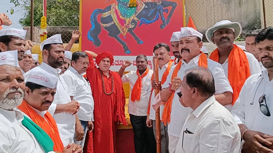 ಮೀಸಲಾತಿಗೆ ಆಗ್ರಹಿಸಿ ಅಥಣಿಯಲ್ಲಿ ಲಿಂಗಾಯತ ಪಂಚಮಸಾಲಿ ಸಮಾಜದವರು ಶನಿವಾರ ನಡೆಸಿದ ಬೈಕ್ ರ‍್ಯಾಲಿಗೆ ಬಸವ ಜಯ ಮೃತ್ಯುಂಜಯ ಸ್ವಾಮೀಜಿ ಚಾಲನೆ ನೀಡಿದರು