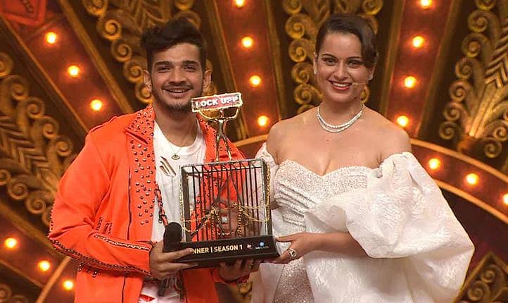 ಟ್ರೋಫಿಯೊಂದಿಗೆ ಮುನಾವರ್ ಫಾರೂಕಿ