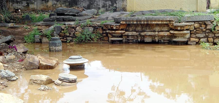 ಸವಣೂರು ತಾಲ್ಲೂಕಿನ ಸುಕ್ಷೇತ್ರ ಕಾರಡಗಿ ವೀರಭದ್ರೇಶ್ವರ ದೇವಸ್ಥಾನದ ಬಲಬಾಗಲ್ಲಿರುವ ತ್ರಿಲಿಂಗೇಶ್ವರ(ಡೊಳ್ಳೇಶ್ವರ) ದೇವಸ್ಥಾನ ಸಂಪೂರ್ಣವಾಗಿ ಮಣ್ಣಿನಲ್ಲಿ ಹುದುಗಿ ಹೋಗಿರುವ ದೃಶ್ಯ