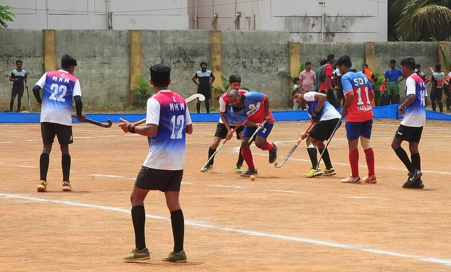 ಹುಬ್ಬಳ್ಳಿಯ ಗಂಗಾಧರ ನಗರ ಸೆಟ್ಲಮೆಂಟ್ನ ಯಂಗ್ ಸ್ಟಾರ್ ಕ್ರೀಡಾ ಮೈದಾನದಲ್ಲಿ ಶುಕ್ರವಾರ ನಡೆದ ಅಂತರ ರಾಜ್ಯಮಟ್ಟದ ಆಹ್ವಾನಿತ ಹಾಕಿ ಟೂರ್ನಿಯಲ್ಲಿ ಶಾಹು ಕೊಲ್ಲಾಪುರ ಹಾಗೂ ಎಸ್.ಡಿ. ಪಾಟೀಲ ಇಸ್ಲಾಮಾಪುರದ ತಂಡಗಳ ಆಟದ ವೈಖರಿ