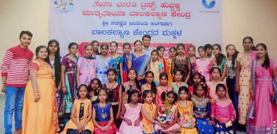 ಹುಬ್ಬಳ್ಳಿಯ ಮಾತೃಛಾಯಾ ಬಾಲಕಲ್ಯಾಣ ಕೇಂದ್ರದ ಮಕ್ಕಳೊಂದಿಗೆ ಮಾತಾಜಿ ರತ್ನಾ (ಮಧ್ಯದಲ್ಲಿ ನೀಲಿ ಸೀರೆ ಉಟ್ಟವರು)