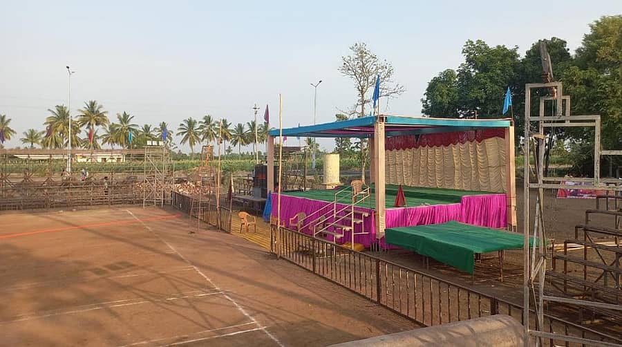 ಮೂಡಲಗಿ ತಾಲ್ಲೂಕಿನ ನಾಗನೂರದಲ್ಲಿ ರಾಜ್ಯ ಮಟ್ಟದ ಬಾಲಕ, ಬಾಲಕಿಯರ ಕೊಕ್ಕೊ ಟೂರ್ನಿಗೆ ಸಜ್ಜಾಗಿರುವ ಮೈದಾನ