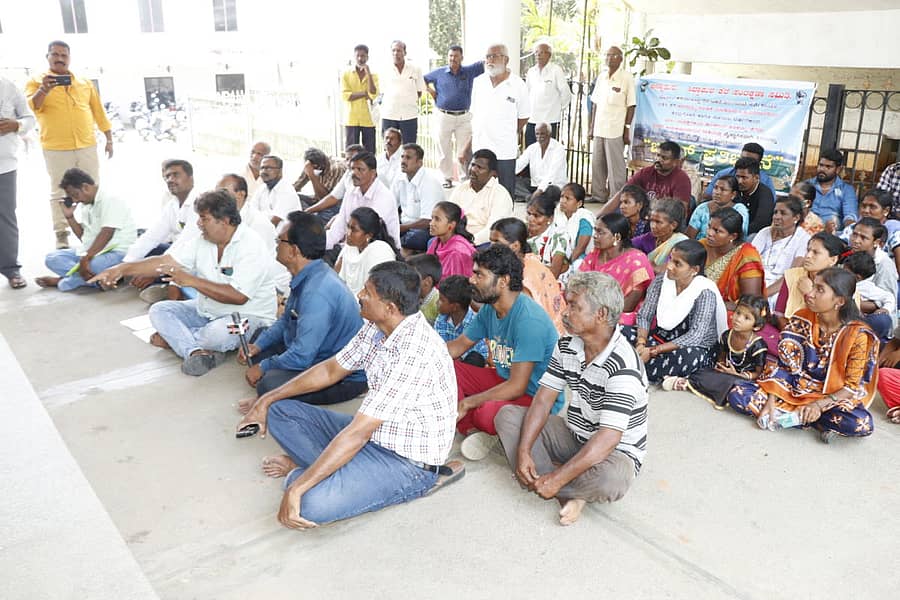 ಭದ್ರಾವತಿಯ ಜನ್ನಾಪುರ–ಸಿದ್ಧಾಪುರ ಕೆರೆ ಸಂರಕ್ಷಣಾ ಸಮಿತಿ ವತಿಯಿಂದ ಶನಿವಾರ ಶಿವಮೊಗ್ಗ ಜಿಲ್ಲಾಧಿಕಾರಿ ಕಚೇರಿ ಎದುರು ಪ್ರತಿಭಟನೆ ನಡೆಸಲಾಯಿತು.