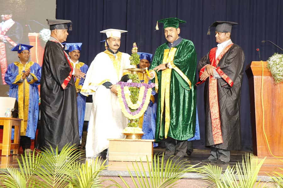 ಶಿವಮೊಗ್ಗ ಪೆಸಿಟ್ ಕಾಲೇಜ್ನಲ್ಲಿ ಶನಿವಾರ ಹಮ್ಮಿಕೊಂಡಿದ್ದ ಎಂಜಿನಿಯರಿಂಗ್ ಮತ್ತು ಎಂಬಿಎ 12ನೇ ಪದವೀಧರರ ದಿನಾಚರಣೆಯನ್ನು ಸಂಸ್ಥೆಯ ಟ್ರಸ್ಟಿ ಮತ್ತು ಜಂಟಿ ಖಜಾಂಚಿ ಬಿ.ವೈ. ವಿಜಯೇಂದ್ರ ಉದ್ಘಾಟಿಸಿದರು.