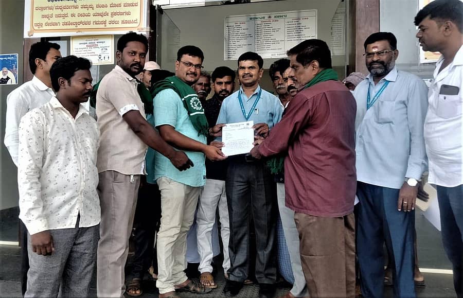 ಕನಕಪುರದಲ್ಲಿ ರೈತ ಸಂಘದಿಂದ ರಾಗಿ ಖರೀದಿ ಸಮಸ್ಯೆ ಪರಿಹರಿಸುವಂತೆ ಒತ್ತಾಯಿಸಿ ತಹಶೀಲ್ದಾರ್‌ ಶಿವಕುಮಾರ್‌ಗೆ ಮನವಿ ಪತ್ರ ಸಲ್ಲಿಸಲಾಯಿತು