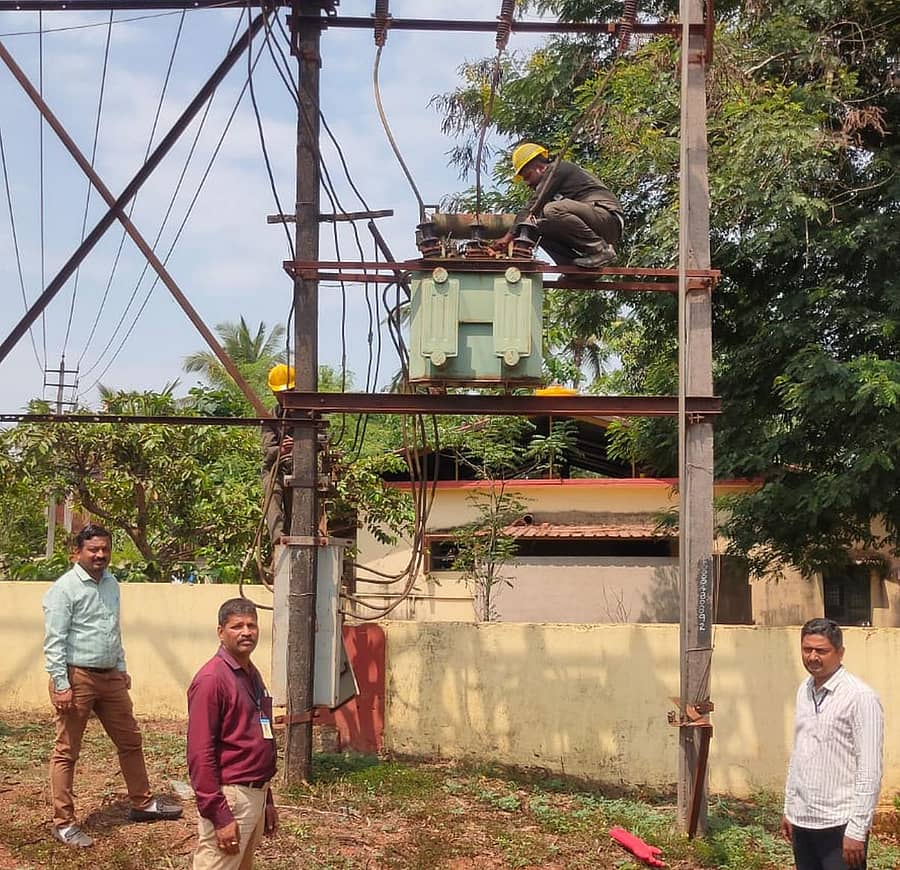 ವಿದ್ಯುತ್ ಪರಿವರ್ತಕಗಳ ನಿರ್ವಹಣೆ ಕೆಲಸದಲ್ಲಿ ಹೆಸ್ಕಾಂ ಸಿಬ್ಬಂದಿಯೊಬ್ಬರು ತೊಡಗಿರುವದು. ಅಧಿಕಾರಿಗಳು ಅದನ್ನು ಪರಿಶೀಲಿಸಿದರು.