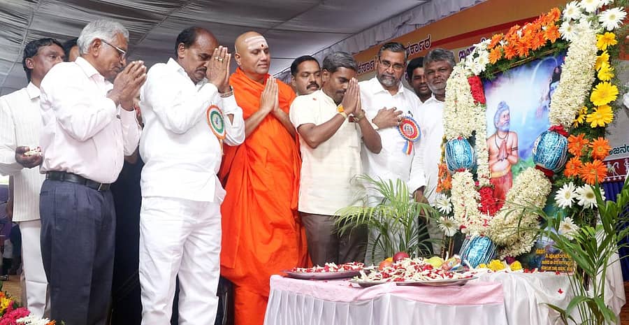 ಜಿಲ್ಲಾಡಳಿತ ಹಮ್ಮಿಕೊಂಡಿದ್ದ ಭಗೀರಥ ಜಯಂತಿಯಲ್ಲಿ ಭಗೀರಥ ಪೀಠದ ಪುರುಷೋತ್ತಮಾನಂದಪುರಿ ಸ್ವಾಮೀಜಿ, ಶಾಸಕ ಸಿ.ಪುಟ್ಟರಂಗಶೆಟ್ಟಿ, ಚುಡಾ ಅಧ್ಯಕ್ಷ ಶಾಂತಮೂರ್ತಿ ಕುಲಗಾಣ ಮಹರ್ಷಿ ಭಗೀರಥರ ಭಾವಚಿತ್ರಕ್ಕೆ ನಮನ ಸಲ್ಲಿಸಿದರು