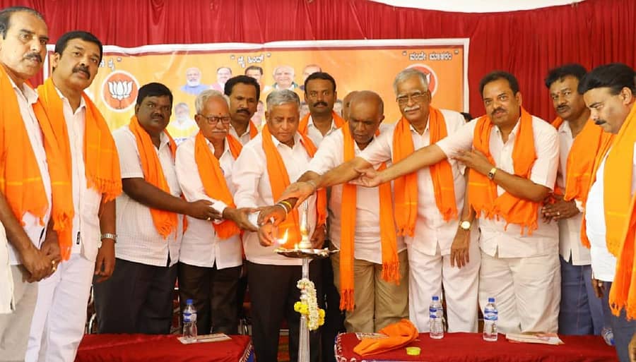 ಚಾಮರಾಜನಗರ ತಾಲ್ಲೂಕಿನ ಚಂದಕವಾಡಿಯ ಅಂಬೇಡ್ಕರ್ ಭವನದಲ್ಲಿ ನಡೆದ ದಕ್ಷಿಣ ಪದವೀಧರರ ಕ್ಷೇತ್ರದ ಮತದಾರರ ಚಿಂತನಾ ಸಭೆಯನ್ನು ಜಿಲ್ಲಾ ಉಸ್ತುವಾರಿ ಸಚಿವ ವಿ.ಸೋಮಣ್ಣ ಉದ್ಘಾಟಿಸಿದರು. ಅಭ್ಯರ್ಥಿ ಮೈ.ವಿ.ರವಿಶಂಕರ್ ಇದ್ದಾರೆ