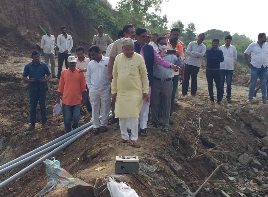 ಕಲಘಟಗಿ ತಾಲ್ಲೂಕಿನ ಬೆಲವಂತರ ಗ್ರಾಮದ ಹತ್ತಿರ ಬೇಡ್ತಿ (ಶಾಲ್ಮಲಾ) ನದಿಗೆ ಚೆಕ್ಡ್ಯಾಮ್ ನಿರ್ಮಿಸುತ್ತಿರುವ ಸ್ಥಳಕ್ಕೆ ಭಾನುವಾರ ಭೇಟಿ ನೀಡಿದ ಜಲಸಂಪನ್ಮೂಲ ಸಚಿವ ಗೋವಿಂದ ಕಾರಜೋಳ ಕಾಮಗಾರಿ ವೀಕ್ಷಿಸಿದರು