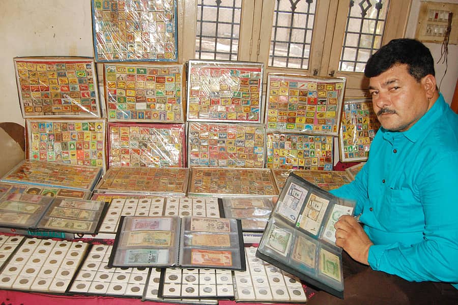 ತಮ್ಮ ಸಂಗ್ರಹದ ವಿದೇಶಿ ಕರೆನ್ಸಿ, ನಾಣ್ಯ ಹಾಗೂ ಅಂಚೆ ಚೀಟಿಗಳೊಂದಿಗೆ ಕೃಷ್ಣ ಎಲ್.ಬಾಕಳೆ