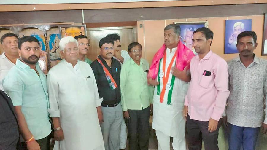 ಸಿಂಧನೂರಿನ ಬ್ಲಾಕ್ ಕಾಂಗ್ರೆಸ್ ಕಚೇರಿಗೆ ಭೇಟಿ ನೀಡಿದ ವಿಧಾನ ಪರಿಷತ್ತಿನ ವಿಪಕ್ಷ ನಾಯಕ ಬಿ.ಕೆ.ಹರಿಪ್ರಸಾದ್ ಅವರನ್ನು ಸನ್ಮಾನಿಸಲಾಯಿತು