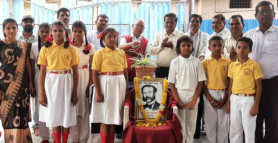 ಕಲಬುರಗಿಯಲ್ಲಿ ವಿಶ್ವ ರೆಡ್‌ಕ್ರಾಸ್ ದಿನಾಚರಣೆಗೆ ಜಿಲ್ಲಾ ಸಂಸ್ಥೆಯ ಗೌರವ ಕಾರ್ಯದರ್ಶಿ ರವೀಂದ್ರ ಶಾಬಾದಿ ಚಾಲನೆ ನೀಡಿದರು