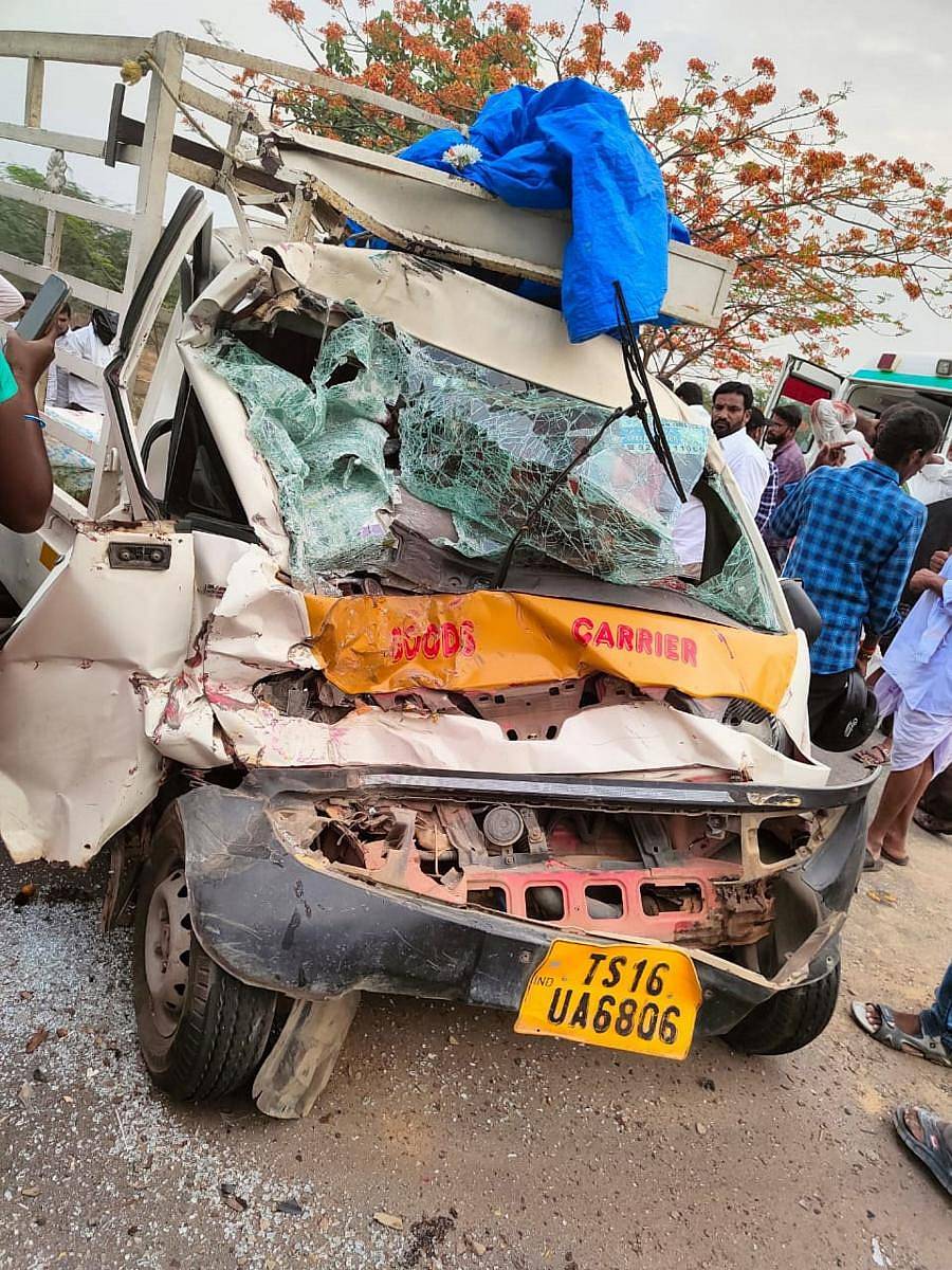 ತೆಲಂಗಾಣದ ಕಾಮರೆಡ್ಡಿ ಜಿಲ್ಲೆಯಲ್ಲಿ ಸಂಭವಿಸಿದ ಅಪಘಾತದಲ್ಲಿ ಹಾನಿಗೊಂಡಿರುವ ಮಿನಿ ಟ್ರಕ್ –ಪಿಟಿಐ ಚಿತ್ರ
