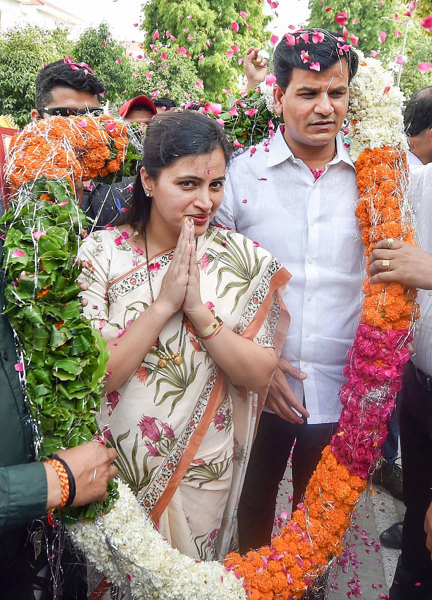 ಜಾಮೀನಿನ ಮೇಲೆ ಬಿಡುಗಡೆಗೊಂಡ ರಾಣಾ ದಂಪತಿಯನ್ನು ಬೆಂಬಲಿಗರು ಹೂವಿನ ಹಾರ ಹಾಕುವ ಮೂಲಕ ಸ್ವಾಗತಿಸಿದರು –ಪಿಟಿಐ