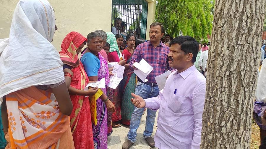 ಹೊಸದುರ್ಗ ರಾಗಿ ಖರೀದಿ ಕೇಂದ್ರದ ಬಳಿ ಶಾಸಕ ಗೂಳಿಹಟ್ಟಿ ಶೇಖರ್ ಸರತಿಯಲ್ಲಿ ನಿಂತಿದ್ದವರಿಂದ ಮಾಹಿತಿ ಪಡೆದರು