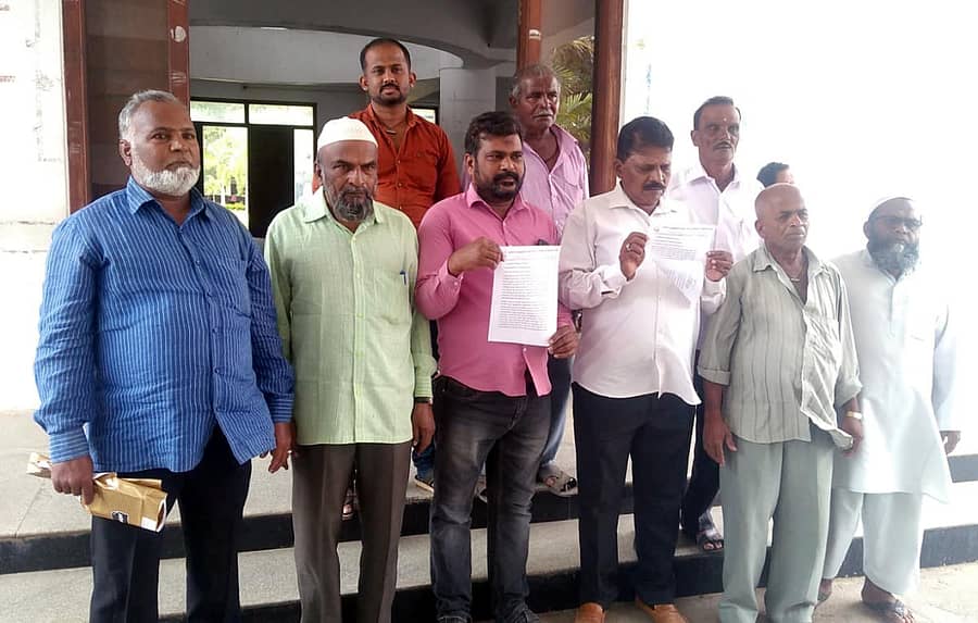 ಶಿವಮೊಗ್ಗದ ಮಂಡ್ಲಿಯಲ್ಲಿರುವ ಪೇಪರ್ ಪ್ಯಾಕೇಜಿಂಗ್ ಸಂಸ್ಥೆಯ ಆಡಳಿತ ವರ್ಗ ಕಾರ್ಮಿಕರ ಜತೆ ಅನುಚಿತವಾಗಿ ವರ್ತಿಸುತ್ತಿದೆ ಎಂದು ಆರೋಪಿಸಿ ಕಾರ್ಮಿಕರ ಸಂಘದ ಮುಖಂಡರು ಸೋಮವಾರ ಜಿಲ್ಲಾಧಿಕಾರಿ ಕಚೇರಿ ಎದುರು ಪ್ರತಿಭಟನೆ ನಡೆಸಿದರು.