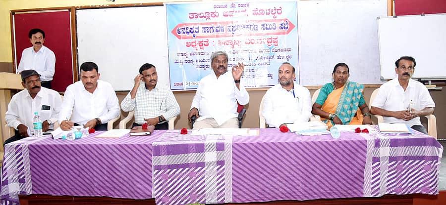 ಹೊಳಲ್ಕೆರೆಯ ಮೈರಾಡ ಸಭಾಂಗಣದಲ್ಲಿ ಸೋಮವಾರ ನಡೆದ ಬಗರ್‌ಹುಕುಂ ಸಮಿತಿ ಸಭೆಯಲ್ಲಿ ಶಾಸಕ ಎಂ.ಚಂದ್ರಪ್ಪ ಮಾತನಾಡಿದರು.